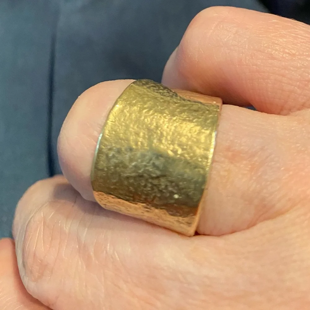 Roost hammered brass ring - Picture 2 of 3